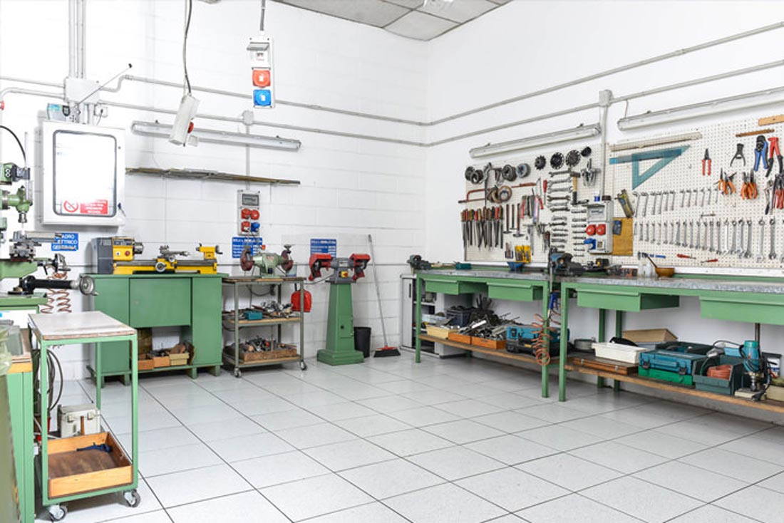 Area di lavoro e manutenzione con attrezzi e macchinari