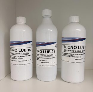 Flaconi di olio bianco tecnico lavabile di varie intensità per macchine da cucire. Nome prodotti in fotografia: TECNO LUB