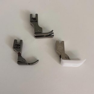 Foto di tre piedini per macchine da cucire di varie tipologie