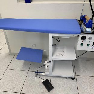 Tavolo da stiro completo con caldaia e ferro da stiro, tipo Comelux C5, Marchio COMEL